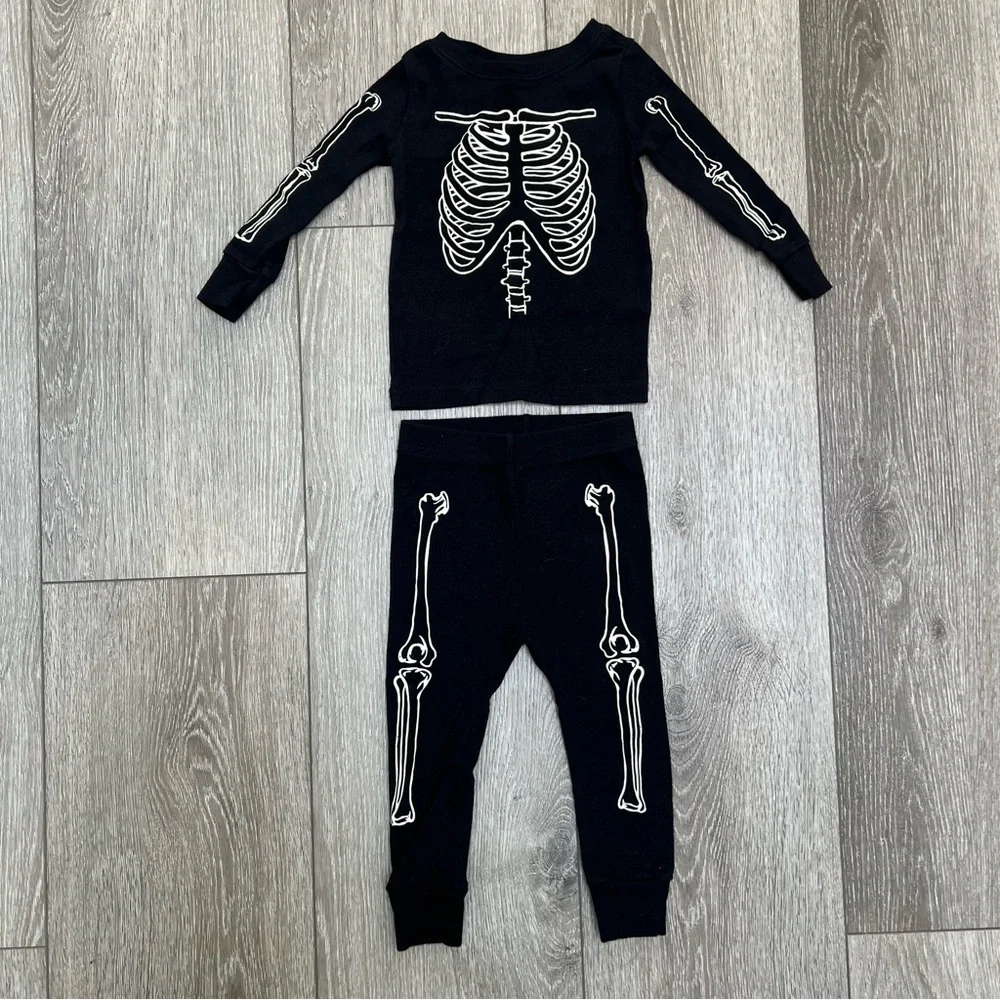 OLD NAVY 2PC SKELETON HALLOWEEN GLOW IN THE DARK PAJAMA SET 18-24MO